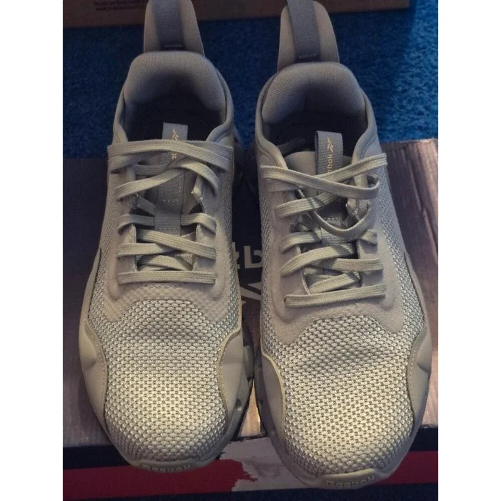 LIGHT Grey Women's  Reebok  Zig Dynamica Sneakers. Size 9